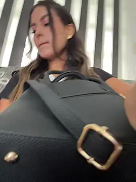 Snapshot of Valeria-escobar chatting on April 15, 1:37 pm Valeria-escobar online show from April 15, 1:37 pm