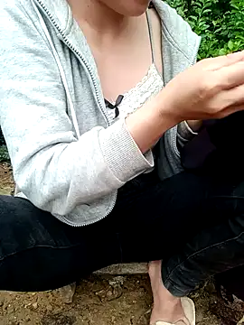 Snapshot of little-effy chatting on June 9, 10:27 am little-effy online show from June 9, 10:27 am