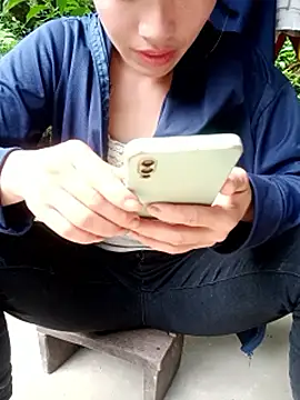 Snapshot of little-effy chatting on June 8, 1:28 am little-effy online show from June 8, 1:28 am