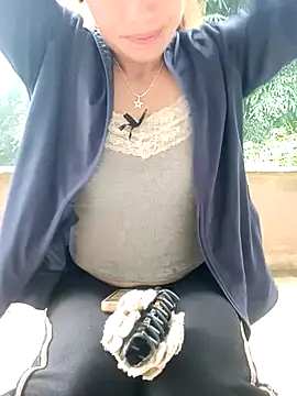 Snapshot of little-effy chatting on June 21, 6:52 am little-effy online show from June 21, 6:52 am