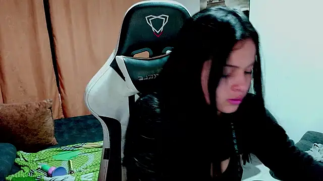 Snapshot of milk_hot_mafe chatting on February 15, 4:13 am milk hot mafe online show from February 15, 4:13 am