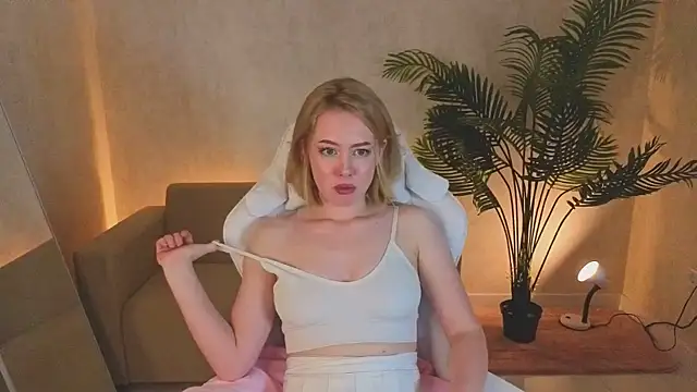 Snapshot of NoraCollins chatting on December 15, 8:31 am NoraCollins online show from December 15, 8:31 am