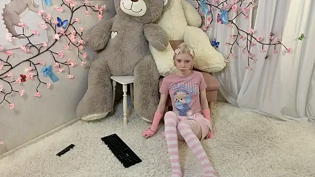 ViollaBloom online show from December 22, 2:44 am