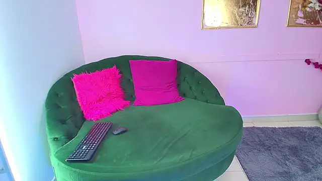 Snapshot of bella_moonlight_cr chatting on January 15, 4:05 am bella moonlight cr online show from January 15, 4:05 am