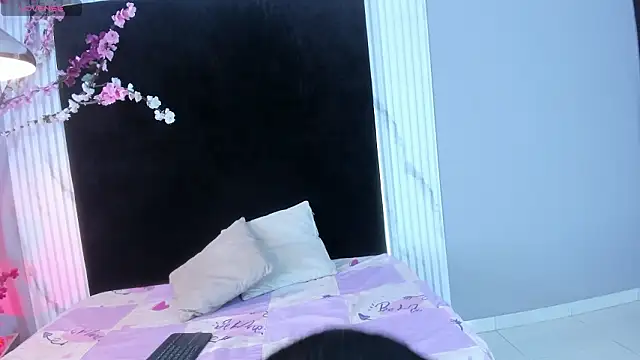 Snapshot of bella_moonlight_cr chatting on February 23, 4:03 am bella moonlight cr online show from February 23, 4:03 am