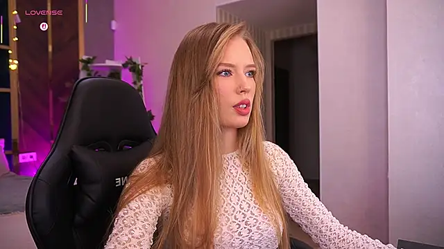 Snapshot of MollyyMayy chatting on February 17, 4:04 pm MollyyMayy online show from February 17, 4:04 pm