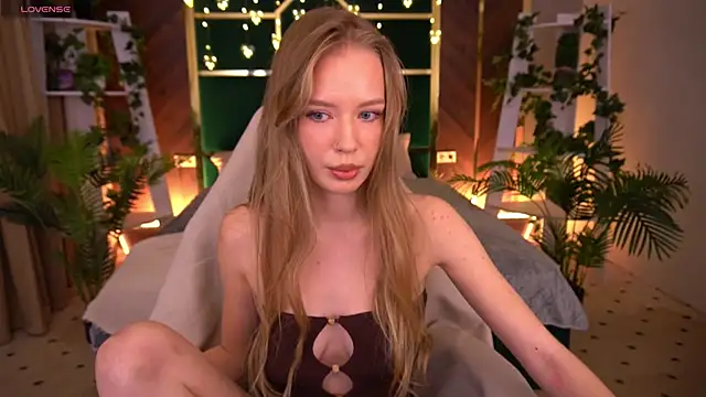 Snapshot of MollyyMayy chatting on February 10, 3:44 pm MollyyMayy online show from February 10, 3:44 pm