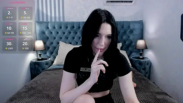 Snapshot of LisaBevy chatting on December 17, 8:36 pm LisaBevy online show from December 17, 8:36 pm