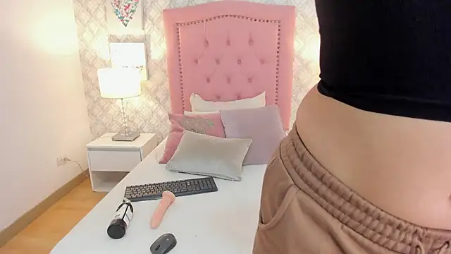 Snapshot of marthina_adams chatting on December 14, 12:00 pm marthina adams online show from December 14, 12:00 pm