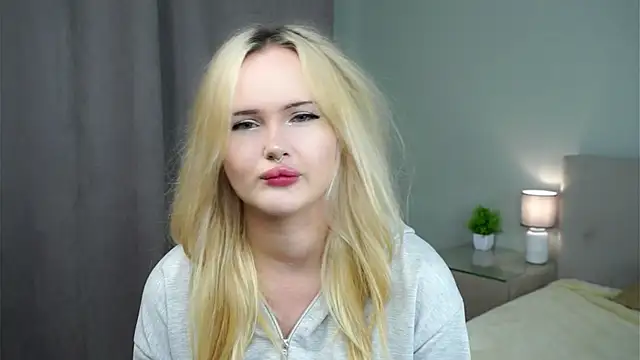 Snapshot of JuanaMessel chatting on December 15, 7:25 am JuanaMessel online show from December 15, 7:25 am