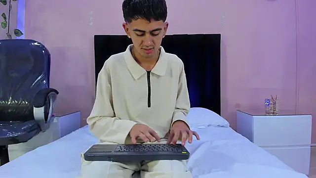 Logan Wolf  online show from December 22, 7:25 pm