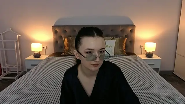 CyrenaLuxe online show from April 3, 1:50 pm
