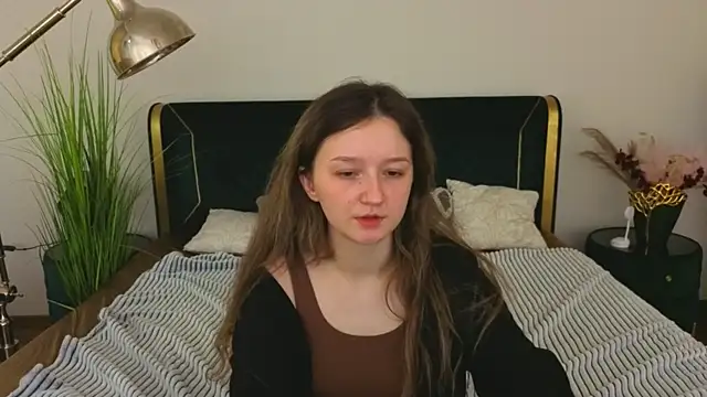 CyrenaLuxe online show from March 29, 8:49 am