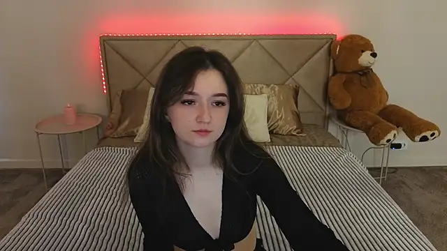 CyrenaLuxe online show from April 16, 5:41 am
