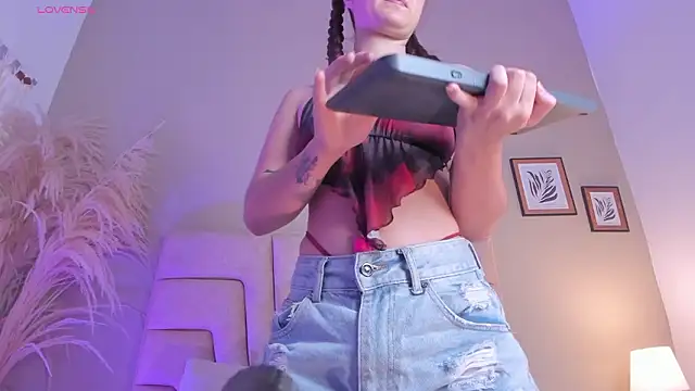 Snapshot of Amelia_Saenz_ chatting on February 7, 7:22 pm Amelia Saenz online show from February 7, 7:22 pm