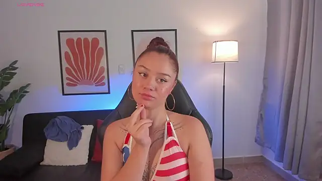 Amelia Saenz  online show from July 4, 1:26 pm