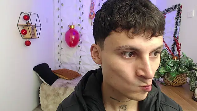 Snapshot of Noah_Vera chatting on December 16, 3:44 am Noah Vera online show from December 16, 3:44 am