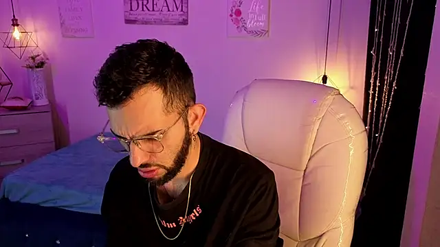 Snapshot of annie_and_ryan chatting on January 18, 3:54 am annie and ryan online show from January 18, 3:54 am