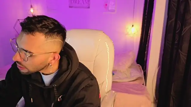 Snapshot of annie_and_ryan chatting on December 20, 4:37 am annie and ryan online show from December 20, 4:37 am