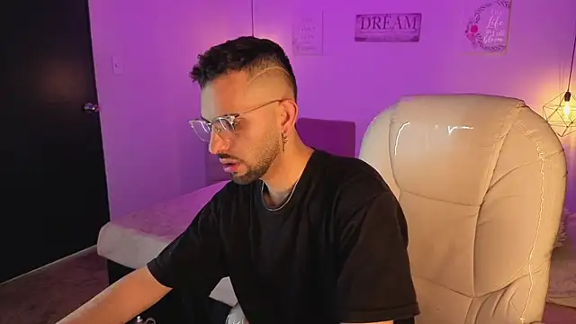 Snapshot of annie_and_ryan chatting on December 19, 4:49 am annie and ryan online show from December 19, 4:49 am