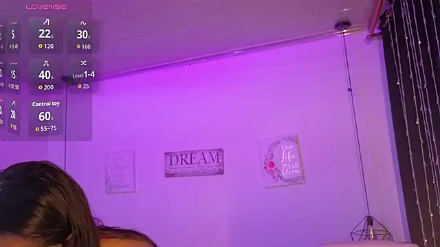 Snapshot of annie_and_ryan chatting on February 5, 4:30 am annie and ryan online show from February 5, 4:30 am