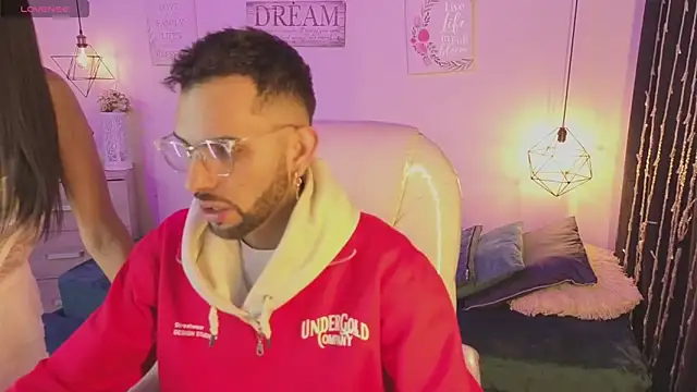 Snapshot of annie_and_ryan chatting on February 1, 4:44 am annie and ryan online show from February 1, 4:44 am