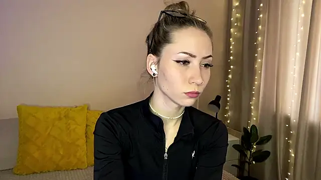 Snapshot of sun_under_skyy chatting on February 22, 2:03 am sun under skyy online show from February 22, 2:03 am