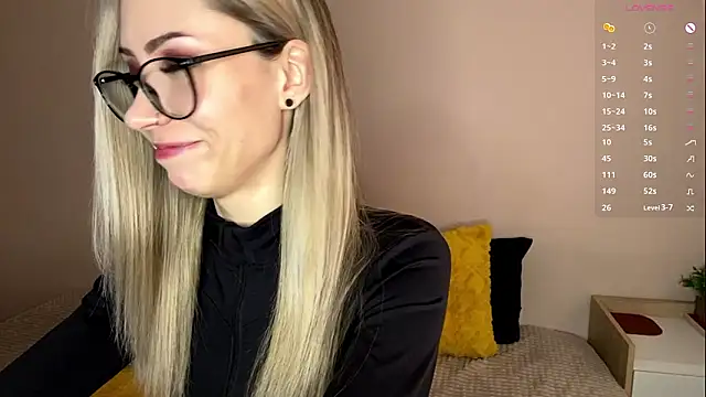 Snapshot of sun_under_skyy chatting on February 11, 8:25 am sun under skyy online show from February 11, 8:25 am