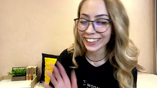 Snapshot of sun_under_skyy chatting on December 18, 10:19 am sun under skyy online show from December 18, 10:19 am