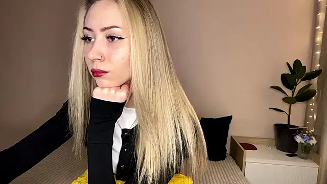 Snapshot of sun_under_skyy chatting on February 19, 1:57 am sun under skyy online show from February 19, 1:57 am