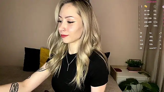 Snapshot of sun_under_skyy chatting on February 10, 8:35 am sun under skyy online show from February 10, 8:35 am