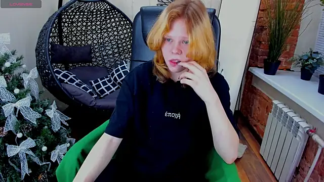 Snapshot of Soft_Flame chatting on December 21, 3:36 pm Soft Flame online show from December 21, 3:36 pm