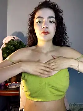 Snapshot of Alii_tay chatting on December 15, 8:42 am Alii tay online show from December 15, 8:42 am