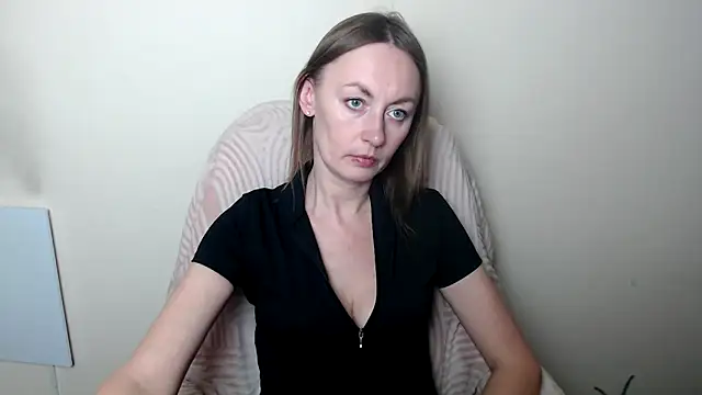 LiaSeass  online show from April 7, 11:45 am