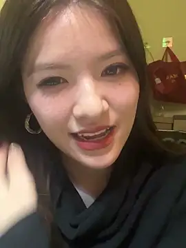 Snapshot of Momochen8839 chatting on February 24, 10:27 am Momochen8839 online show from February 24, 10:27 am