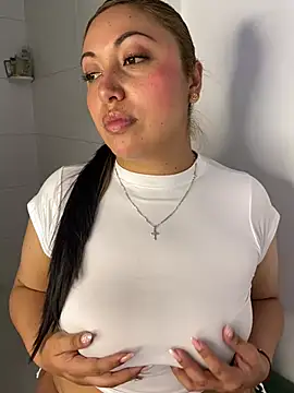 Snapshot of LizzCarter_ chatting on June 3, 2:33 pm LizzCarter online show from June 3, 2:33 pm