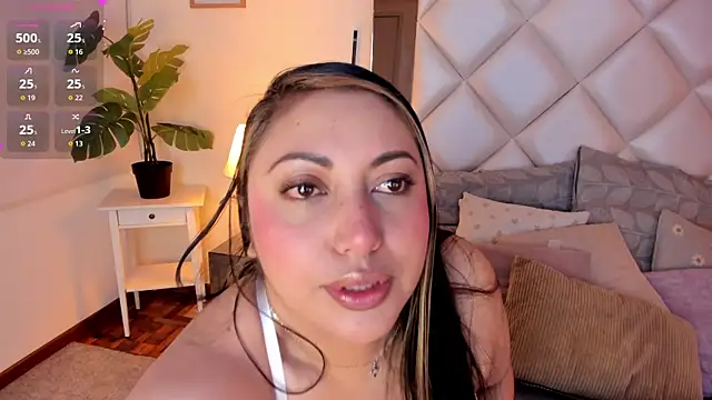 Snapshot of LizzCarter_ chatting on July 4, 11:16 am LizzCarter online show from July 4, 11:16 am