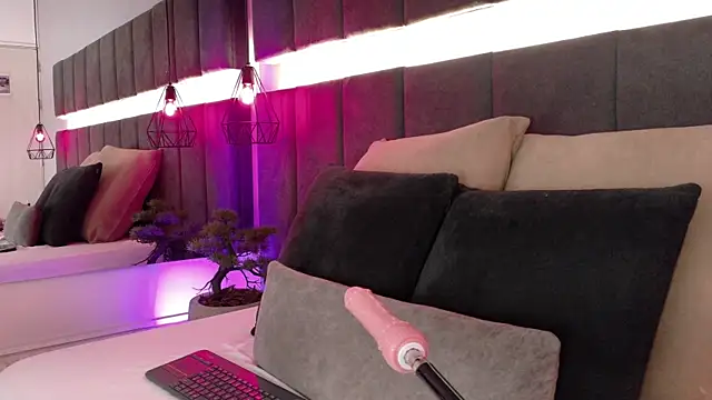 luna blannco online show from January 9, 2:35 pm