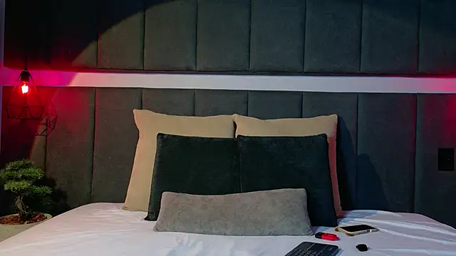 luna blannco online show from April 17, 2:20 pm