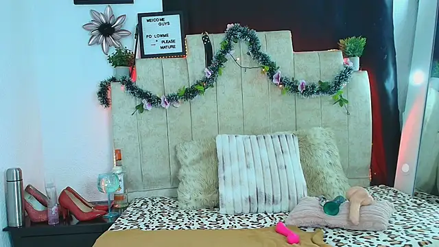 Snapshot of Laura_hotmilf chatting on December 22, 12:05 pm Laura hotmilf online show from December 22, 12:05 pm