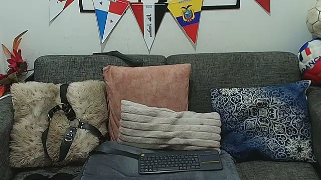 Snapshot of Laura_hotmilf chatting on July 7, 4:15 am Laura hotmilf online show from July 7, 4:15 am