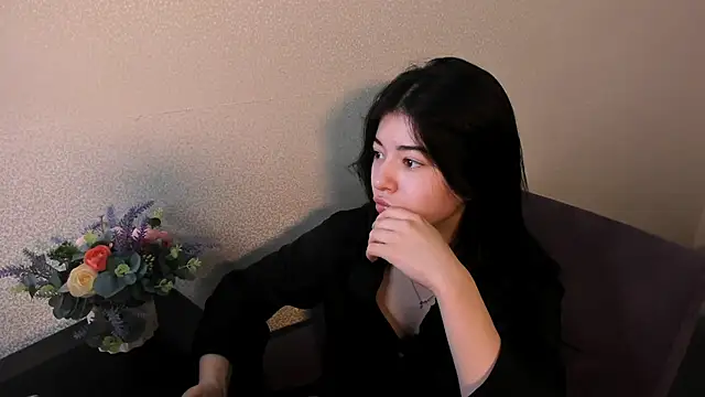 LisaColee online show from May 6, 8:07 am