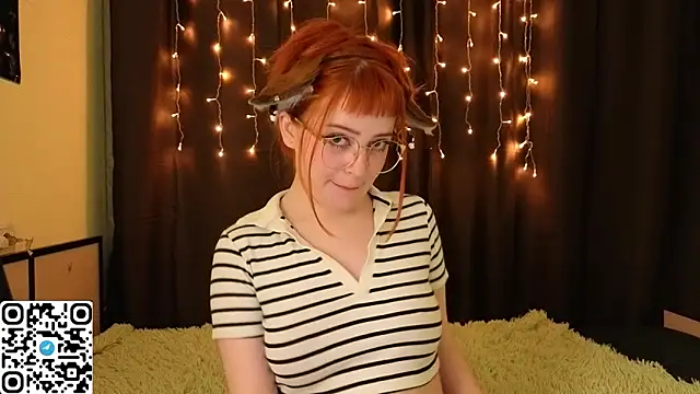 LittleFoxHole online show from February 1, 2:21 am