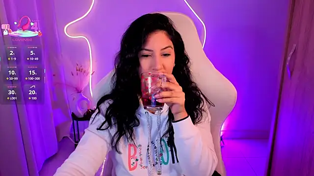 chloebum  online show from March 28, 11:11 am