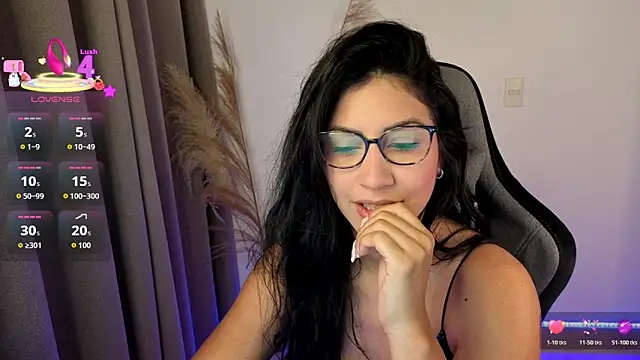 Snapshot of chloebum_ chatting on May 29, 10:54 am chloebum online show from May 29, 10:54 am