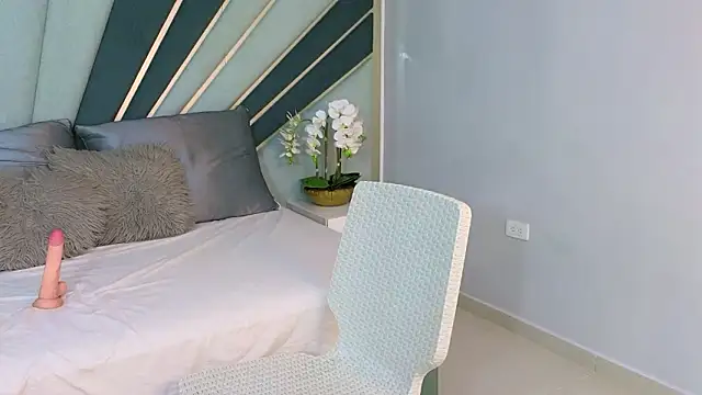 DulceeEsmeralda online show from March 12, 2:10 pm