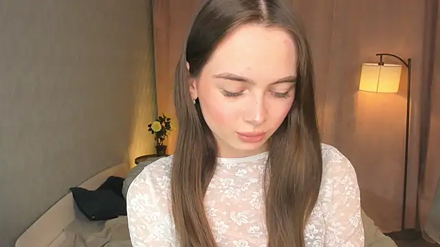 YvonneRobes online show from April 3, 8:15 pm