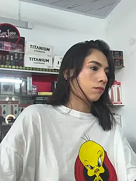 lunaluxury22 online show from March 31, 1:24 pm