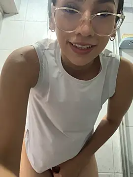 lunaluxury22 online show from March 26, 3:10 pm