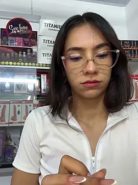 lunaluxury22 online show from February 17, 2:36 pm